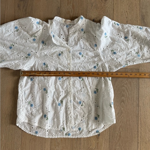 Solitaire Embrodiered Floral Top White Blue Large - Picture 4 of 5